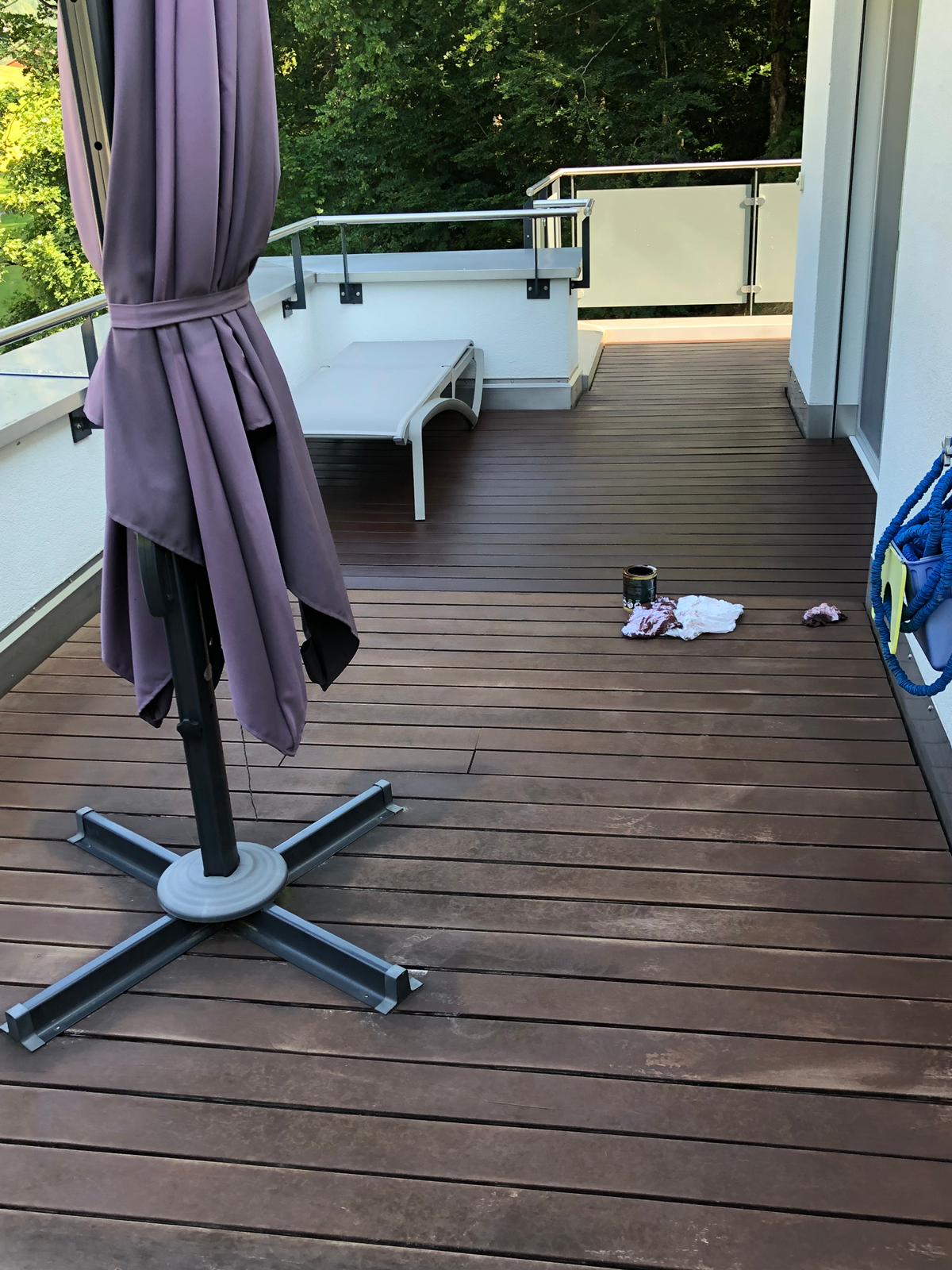Terrassendielen aus Holz auf einem Balkon