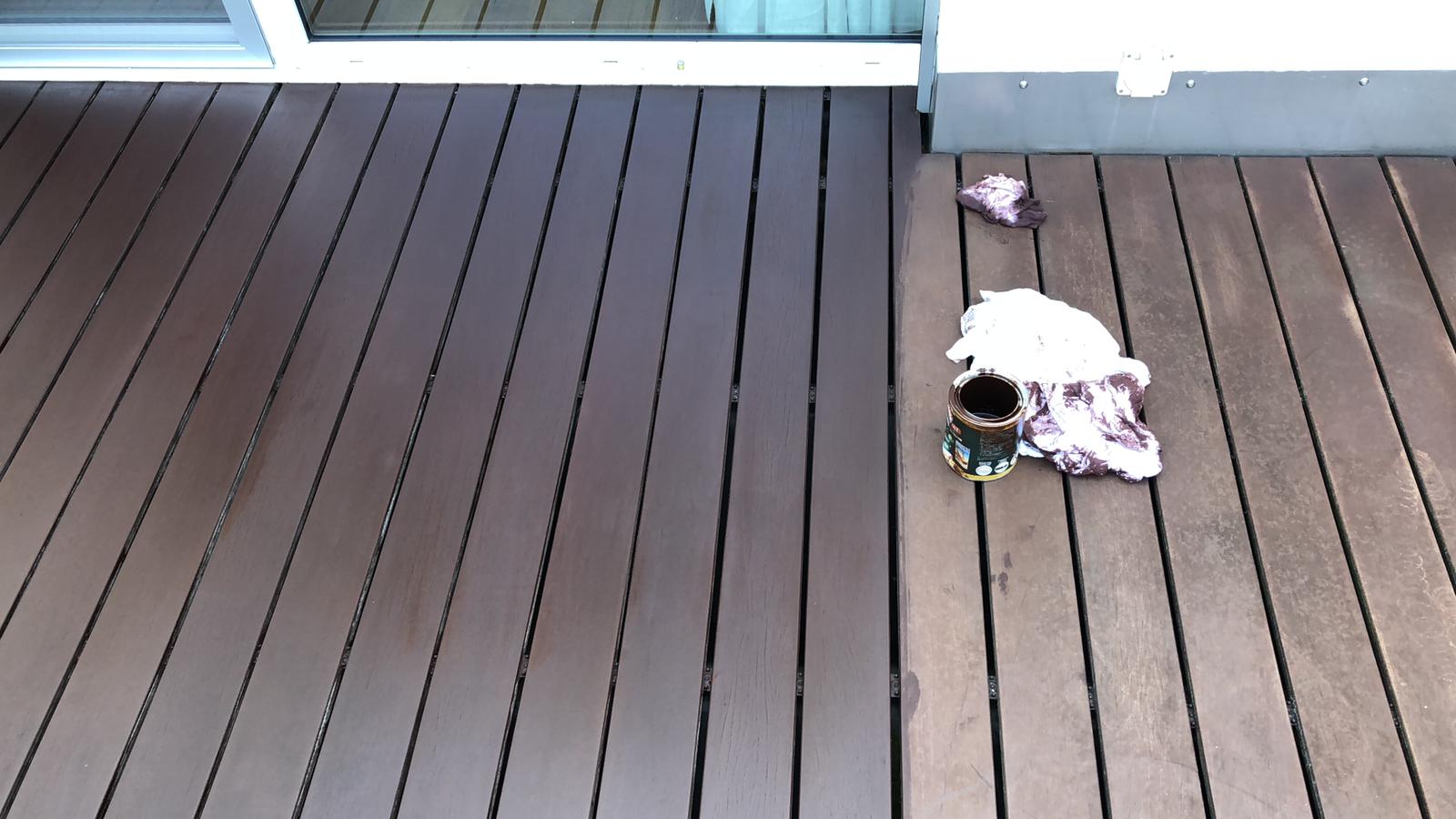 Parkettleger bei der Arbeit auf einem Mosaikparkett