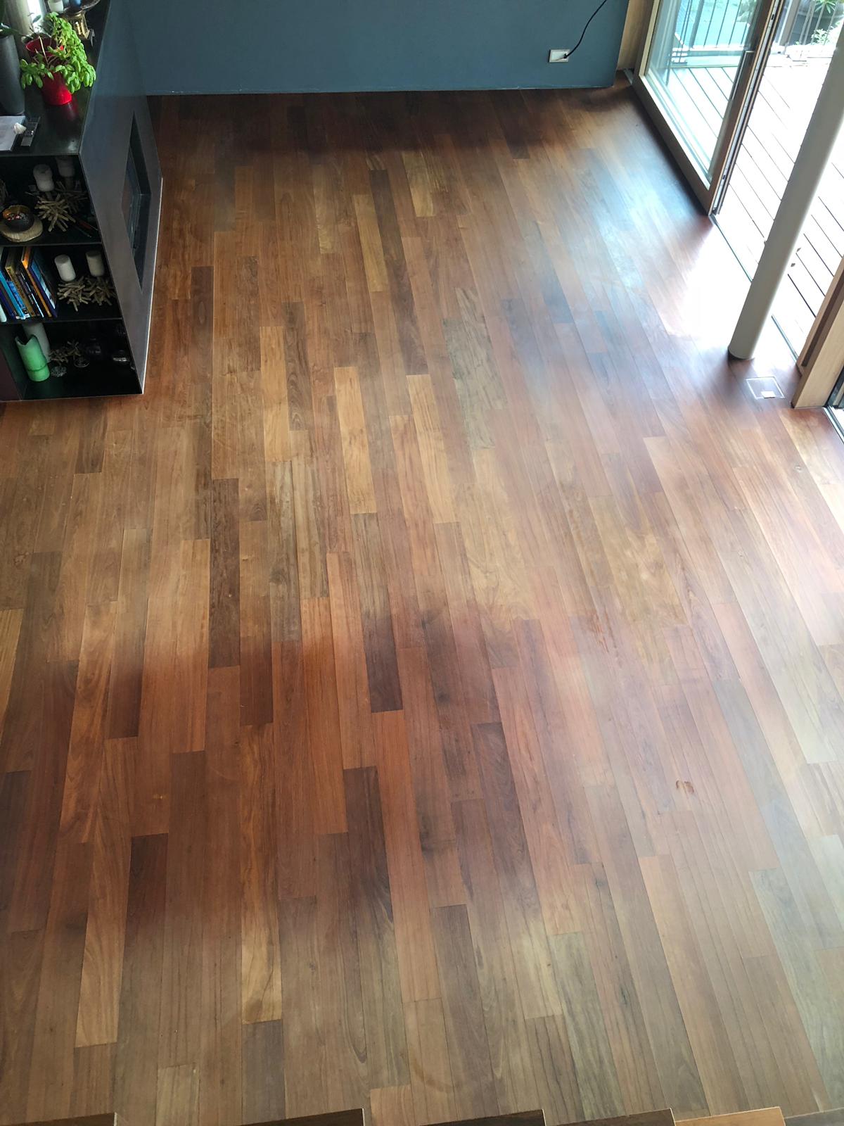 Frisch geschliffener Holzboden in einem Wohnraum