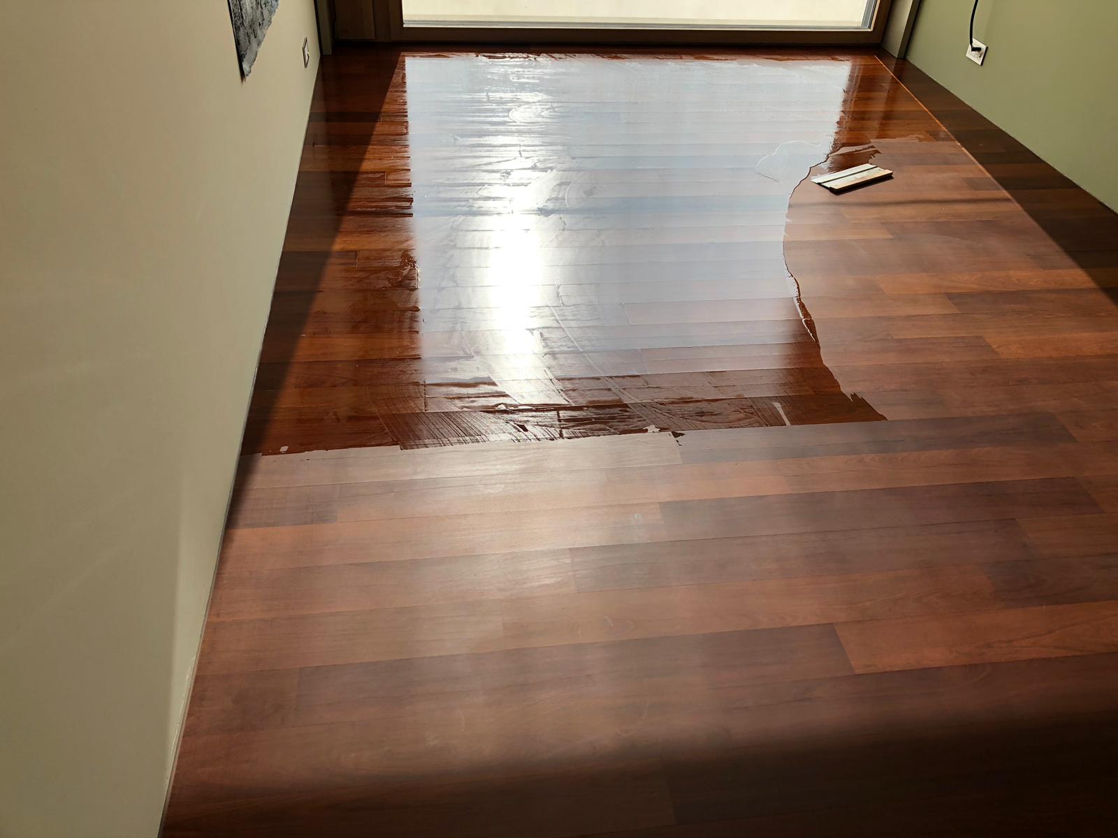 Frisch geölter dunkler Holzboden