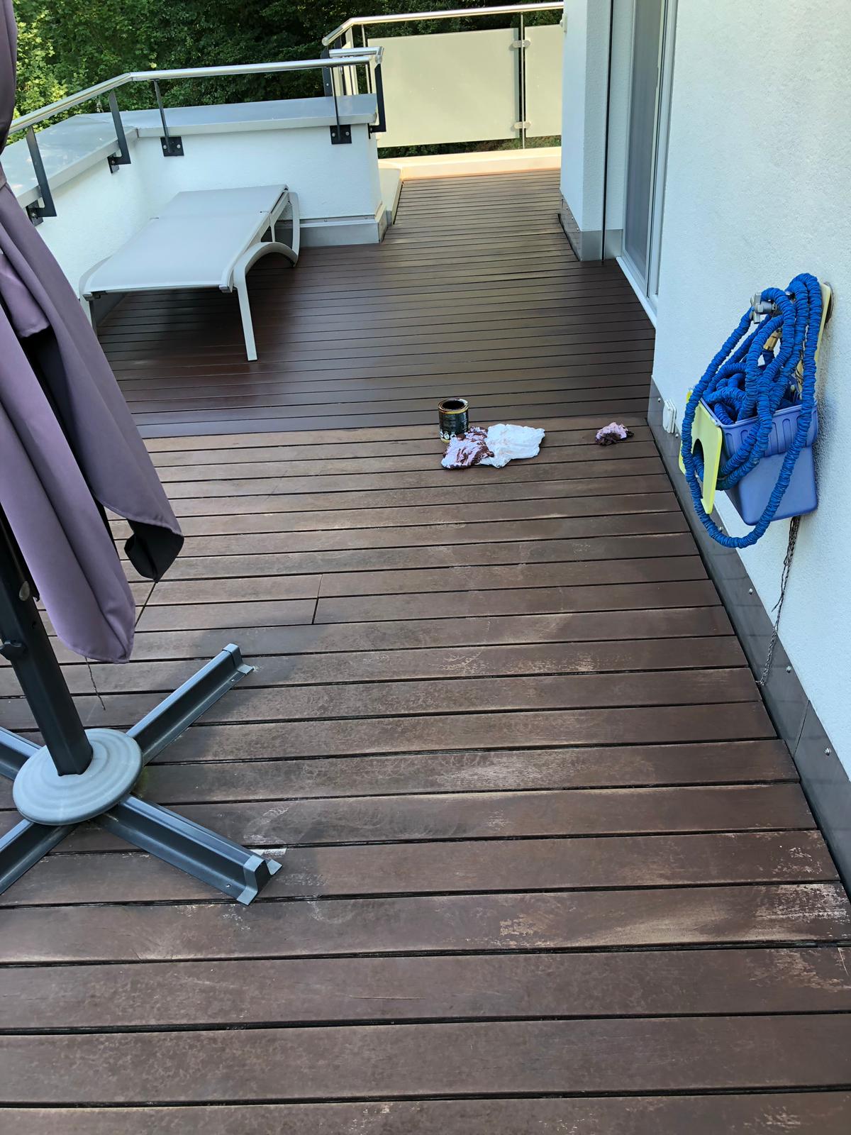 Terrassendielen aus Holz mit Sonnenschirm
