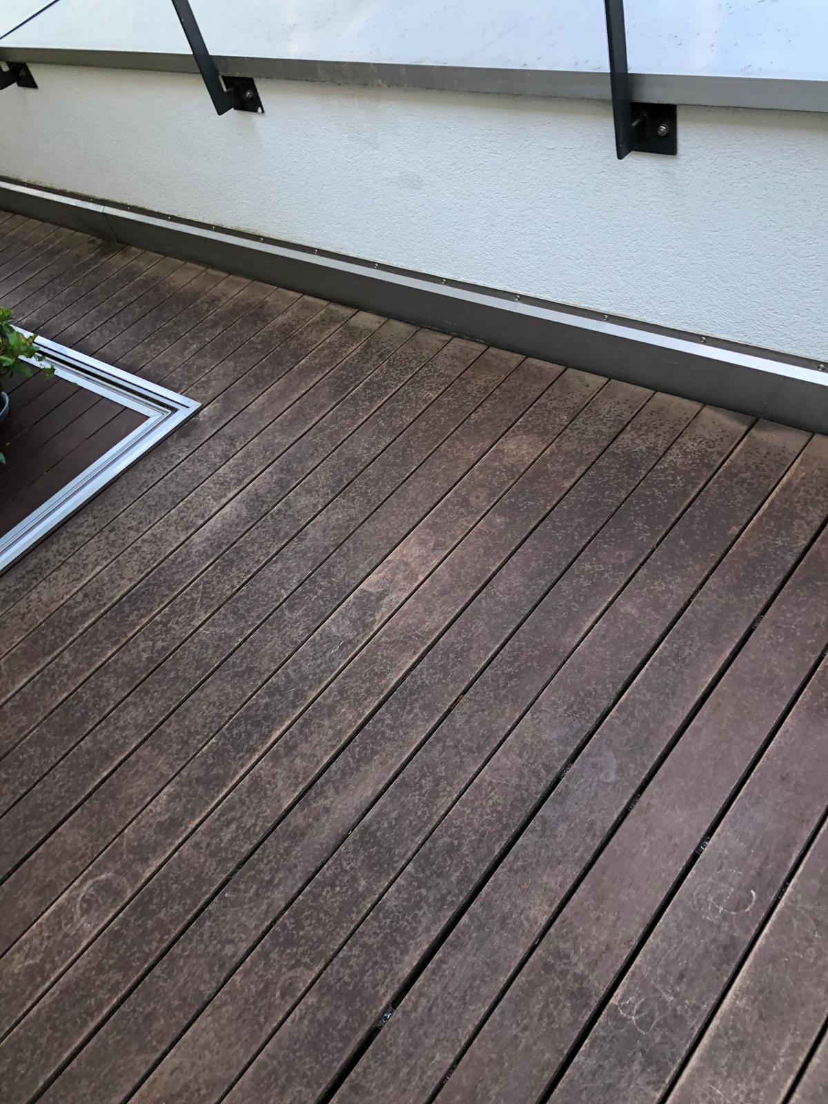 Terrassenboden aus Holz an einer Glasbrüstung