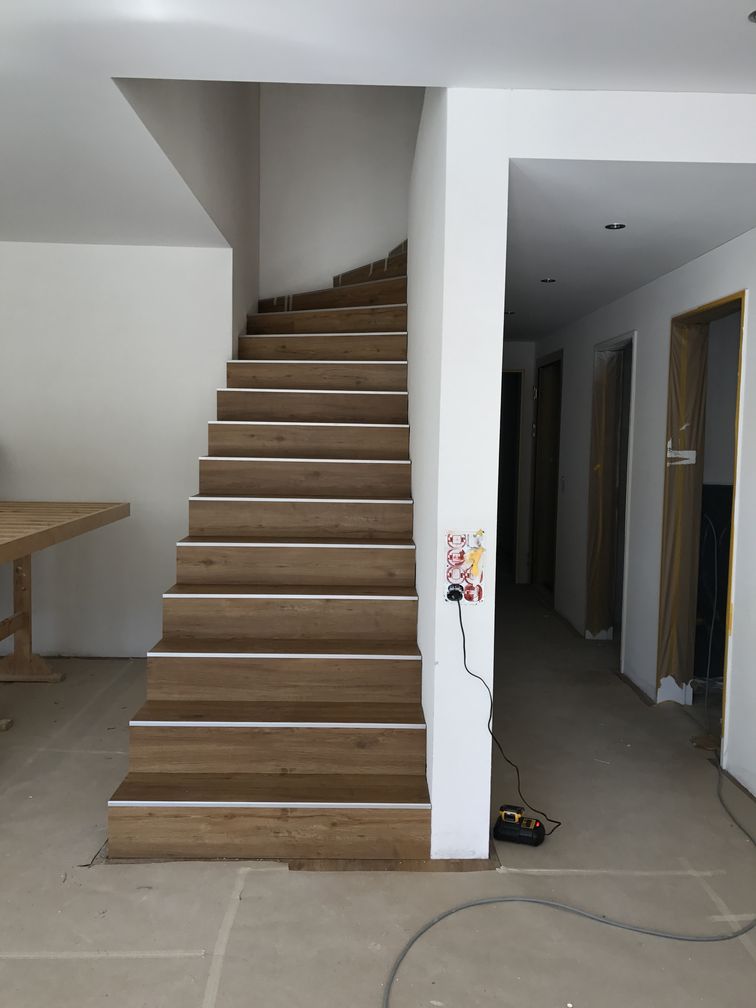 Treppe mit Holzstufen im Wohnhaus