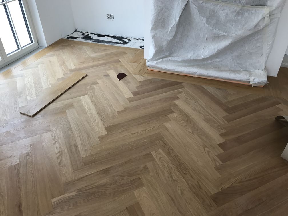 Fischgrätparkett in einem Raum mit grossen Fenstern