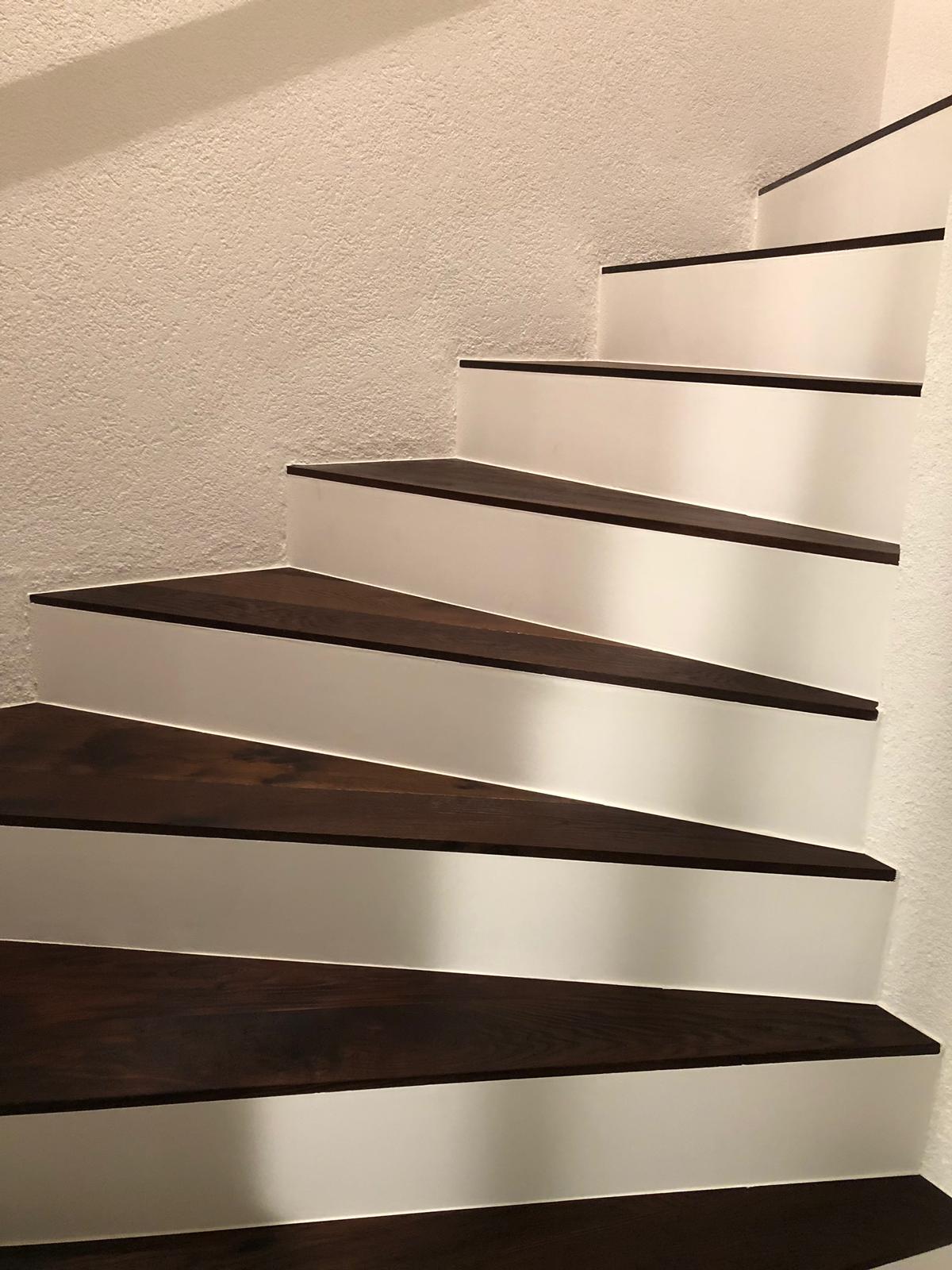 Wendeltreppe mit dunklen Holzstufen
