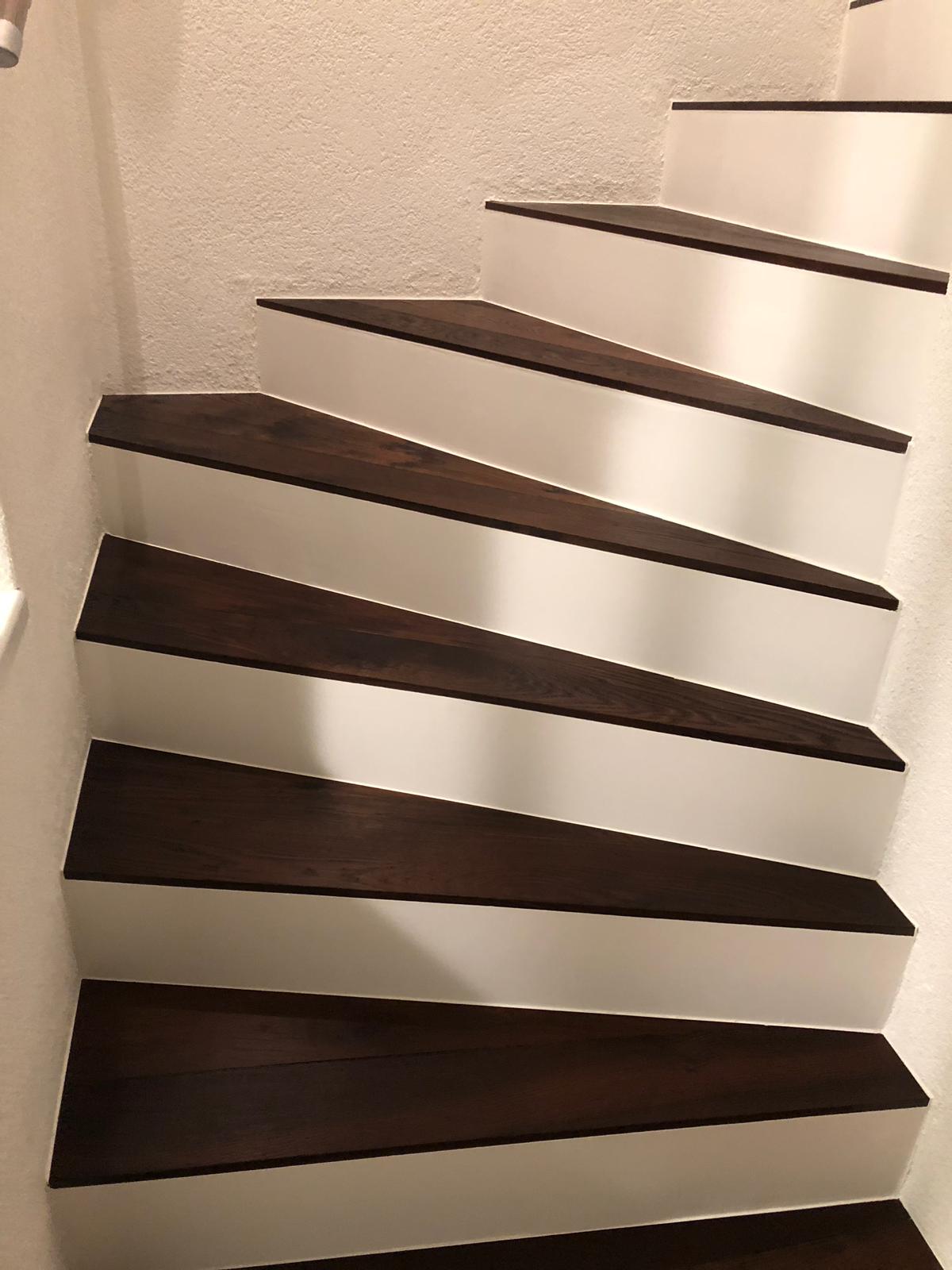Treppe mit dunklen Trittstufen aus Holz