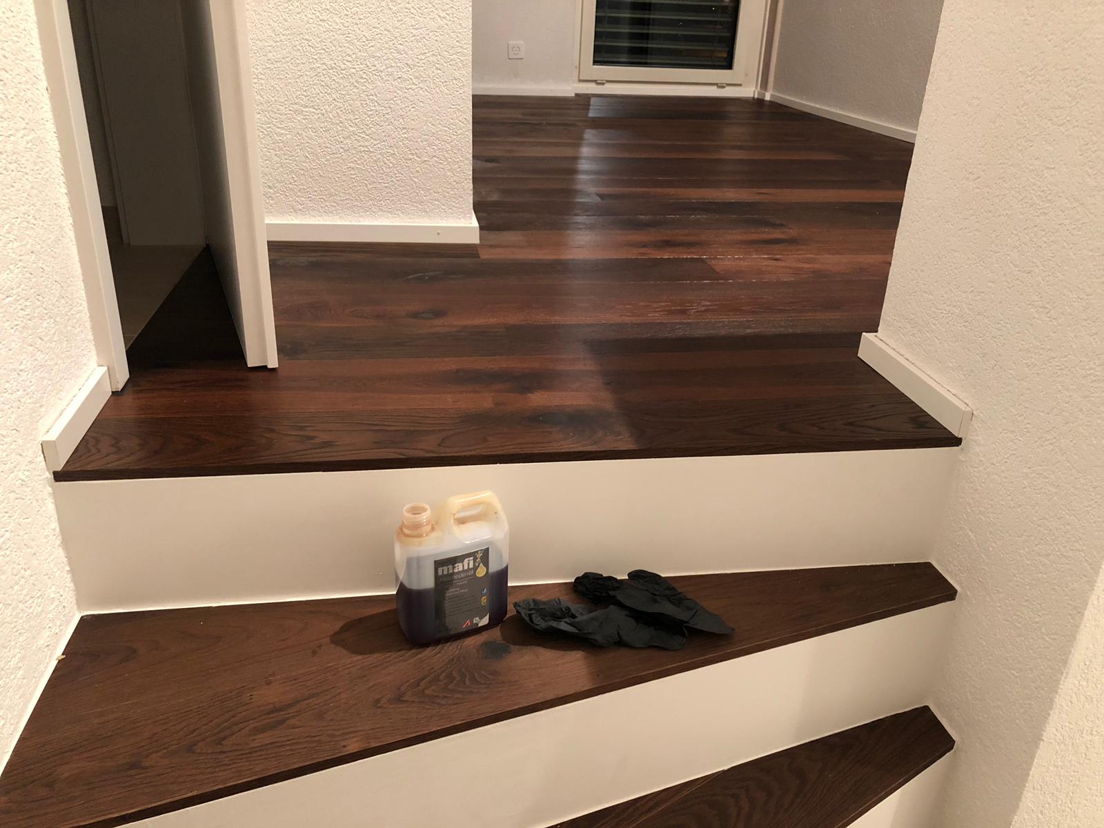 Treppenabsatz mit dunklen Holzstufen