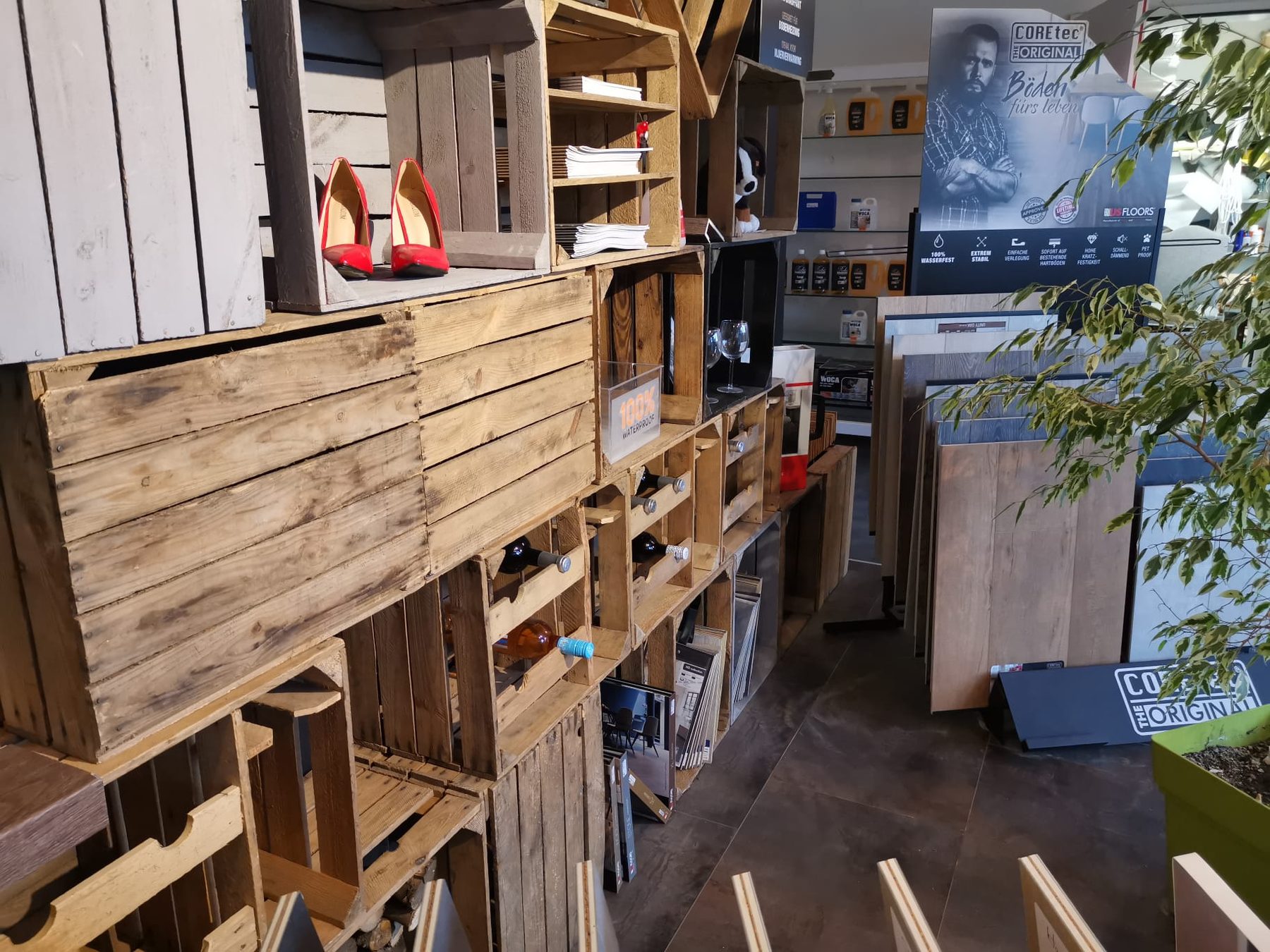 Showroom mit Holzkisten, Mustern und Bodenbelägen