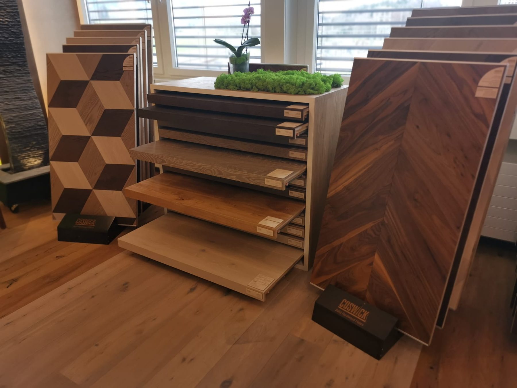 Musterständer mit Parkettmustern im Showroom