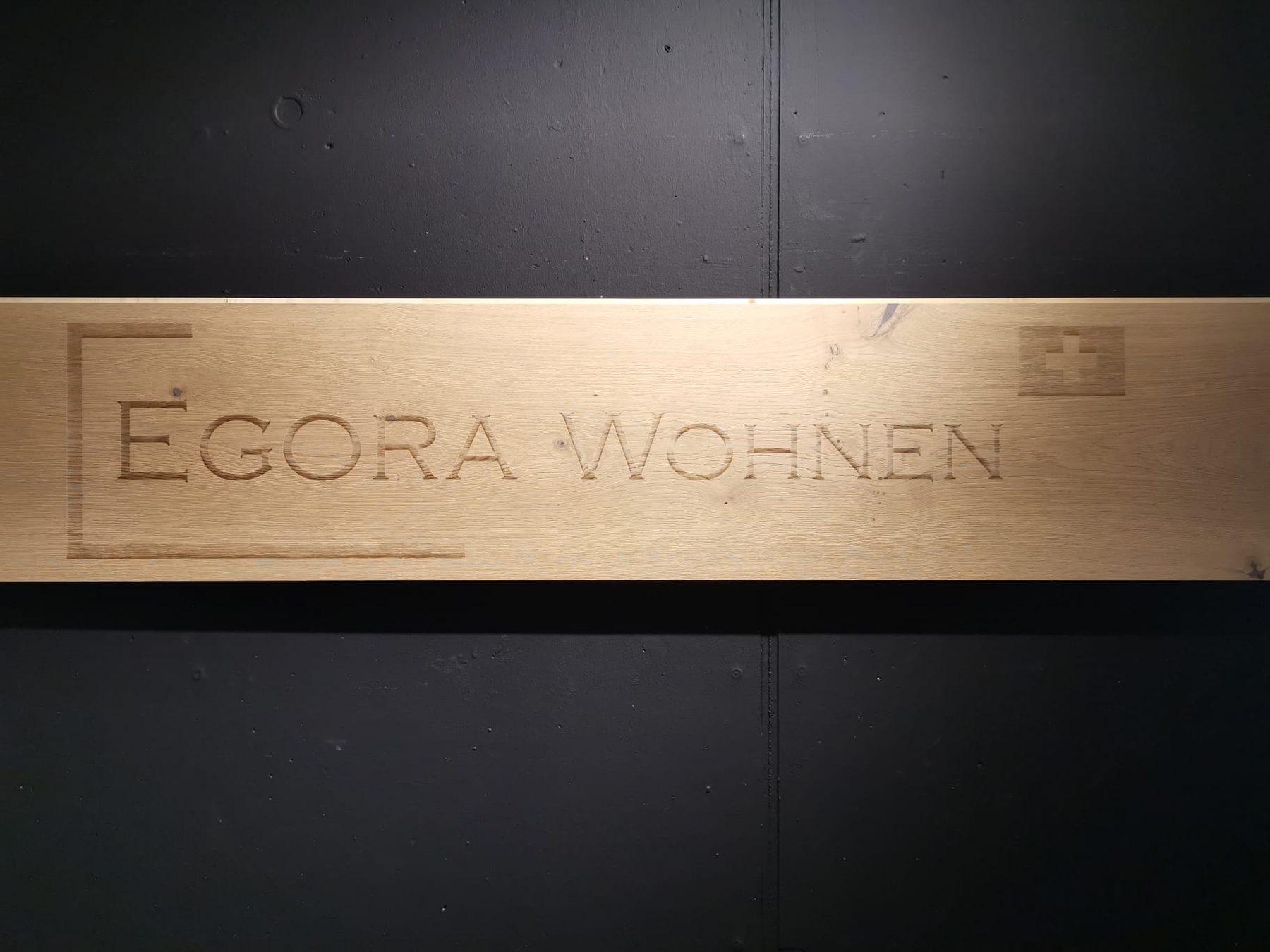 Holzschild «Egora Wohnen» im Showroom in Wetzikon